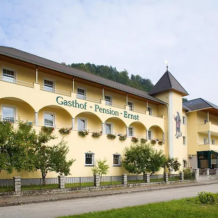 Hotel - Ernst Untermuhl