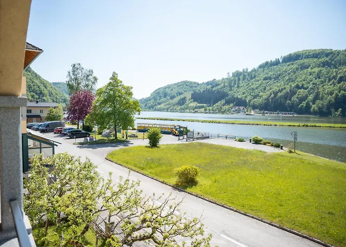 Hotel - Ernst Untermuhl