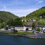 Hotel - Ernst Untermuhl